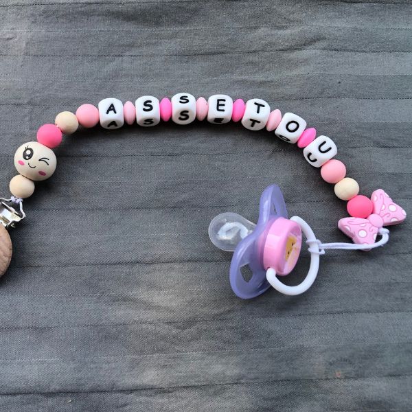 Attache tétine noeud rose