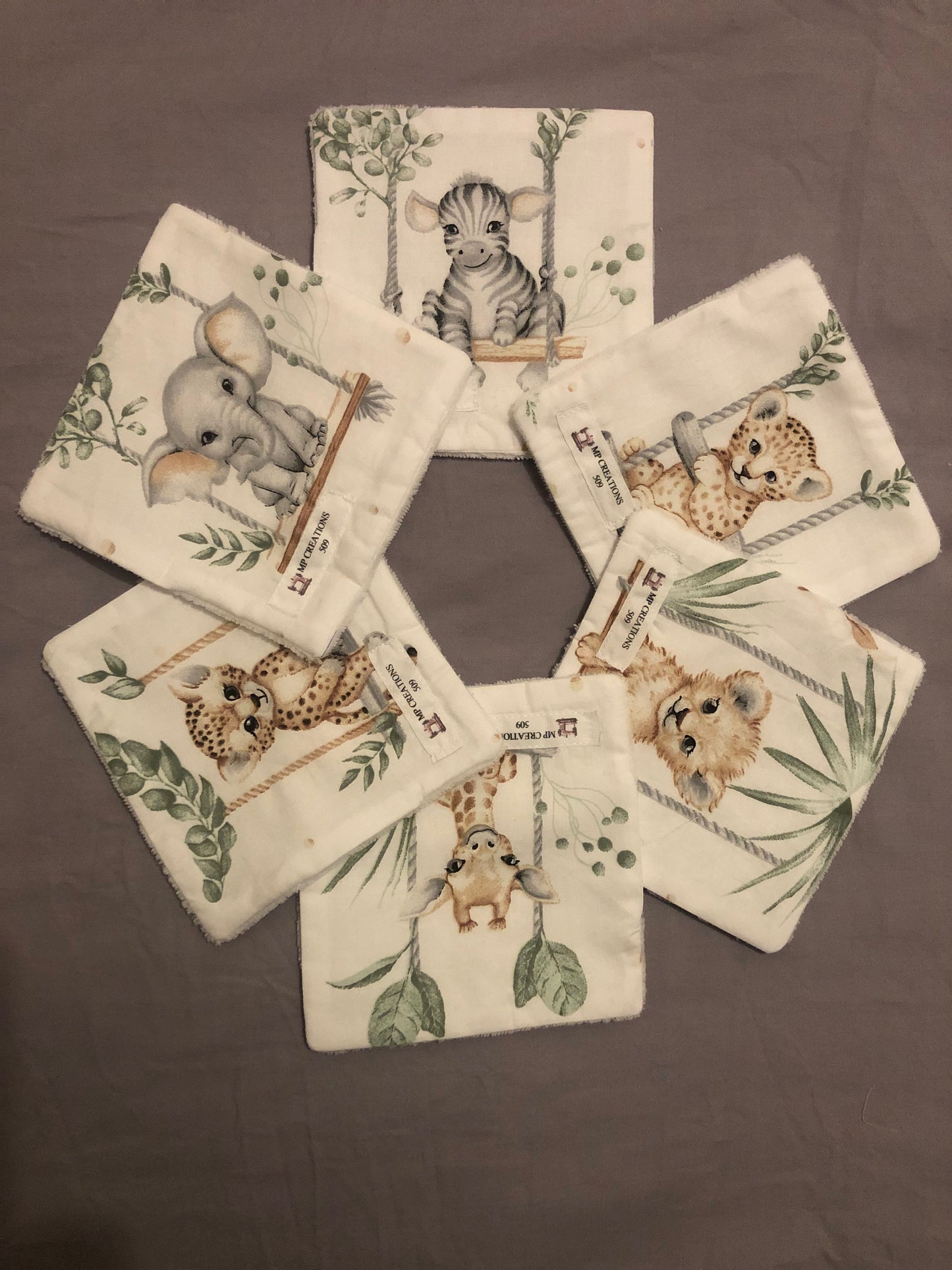 Lot lingettes + panière + trousse de toilette + bavoir bandana Animaux de la Jungle