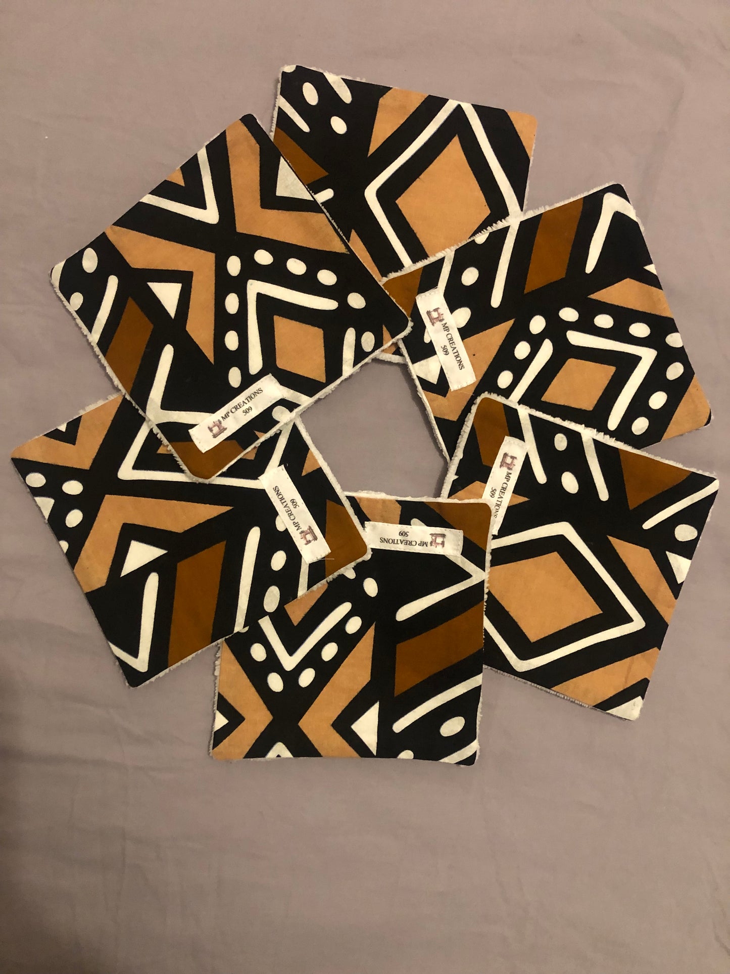 Lot lingettes + panière + trousse de toilette + bavoir bandana Bogolan