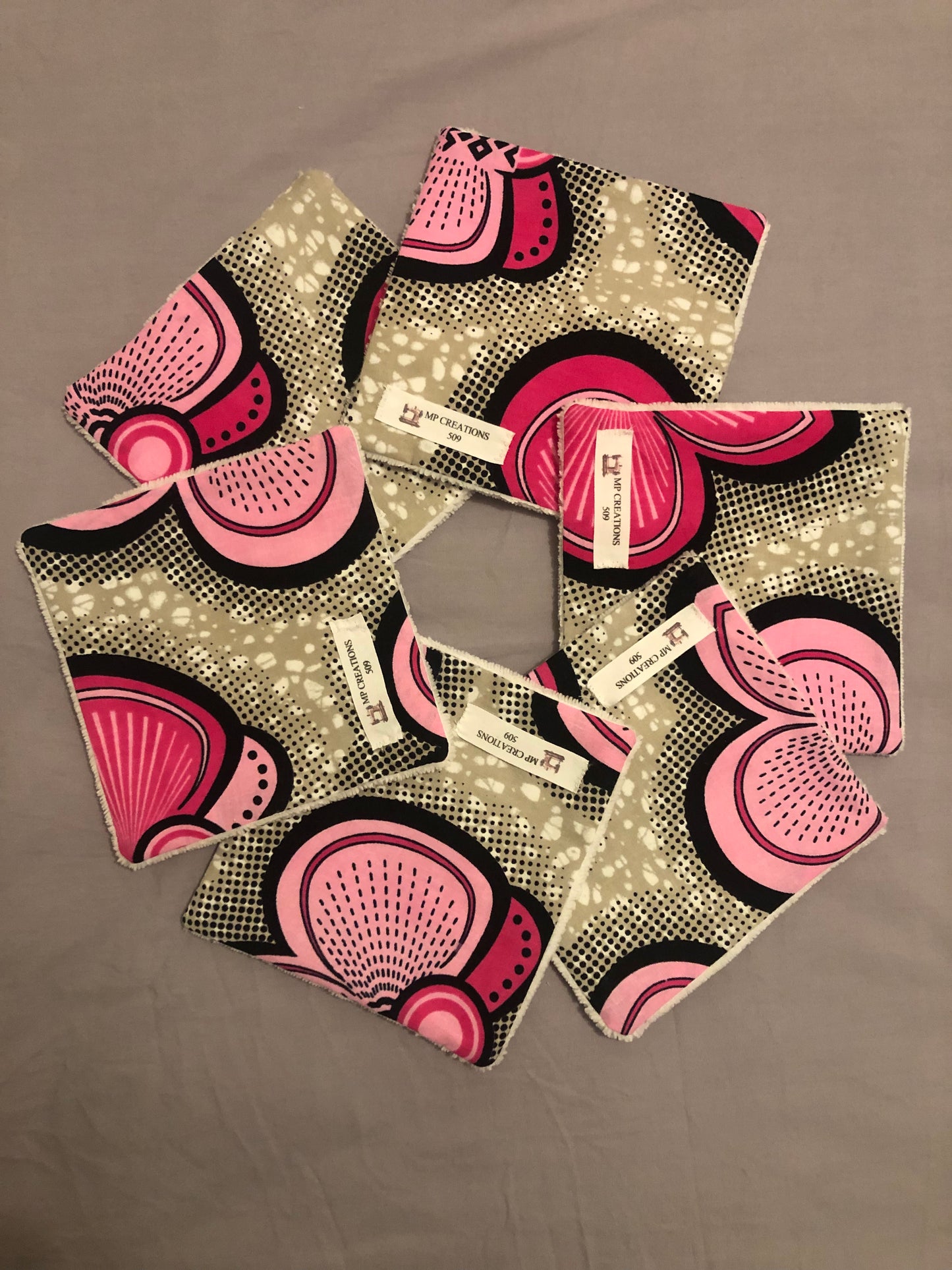 Lot lingettes + panière + trousse de toilette + bavoir bandana Fleurs roses