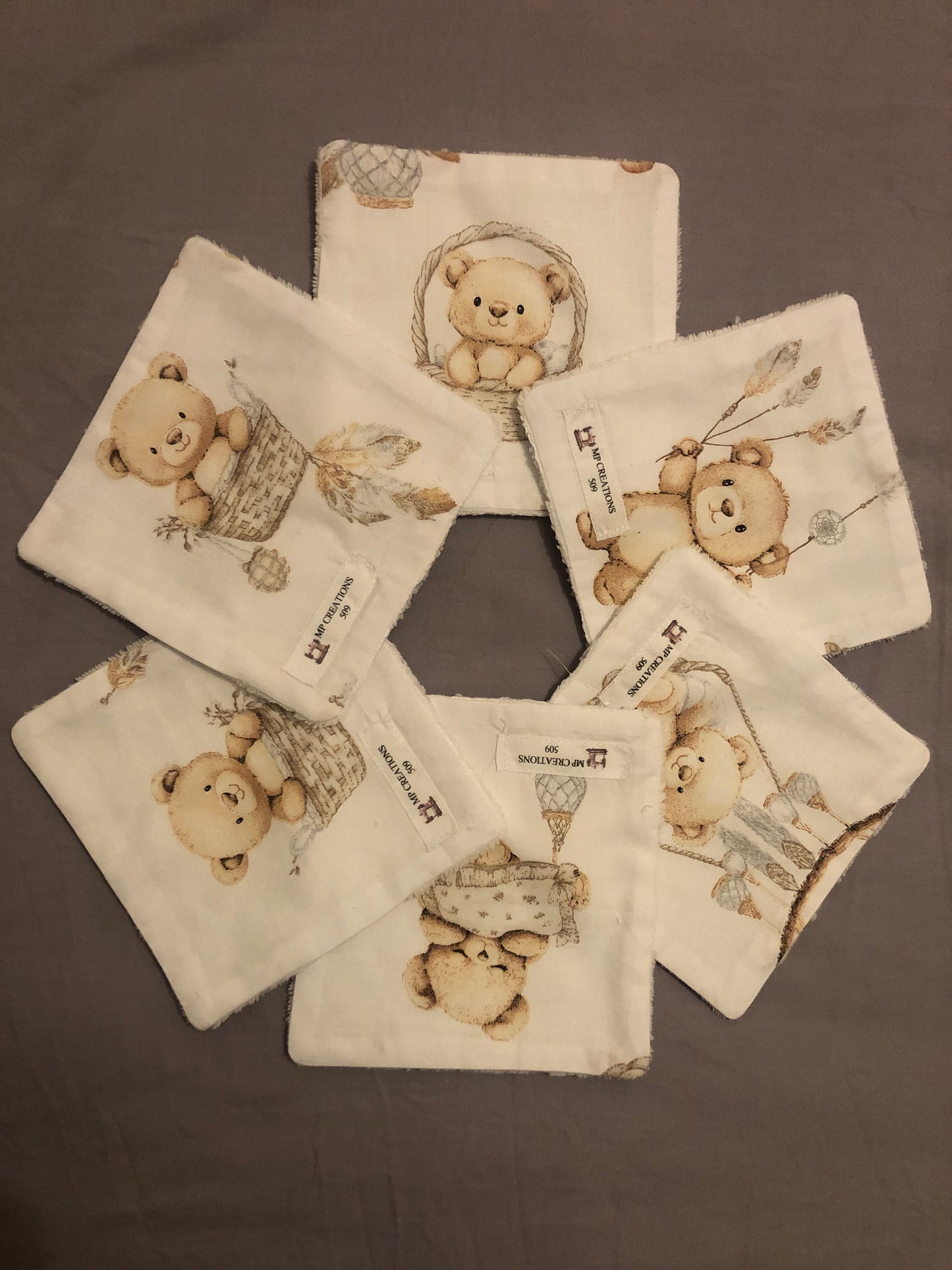 Lot lingettes + panière + trousse de toilette + bavoir bandana Oursons