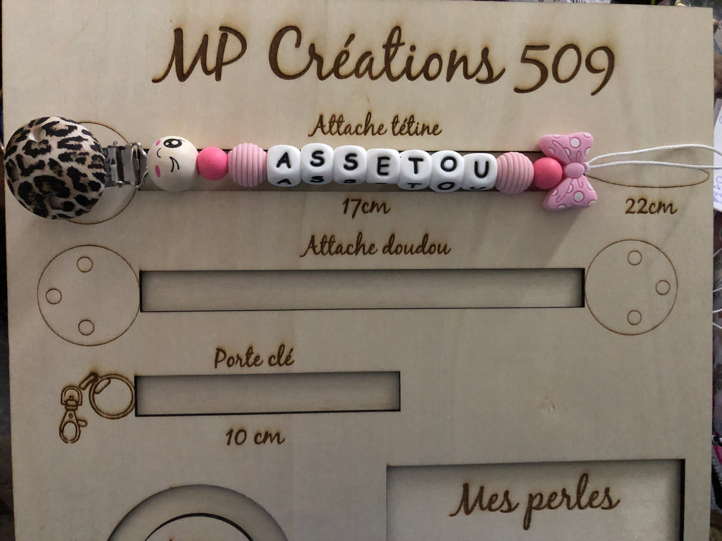 Attache tétine noeud rose