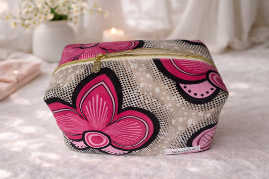 Lot lingettes + panière + trousse de toilette + bavoir bandana Fleurs roses